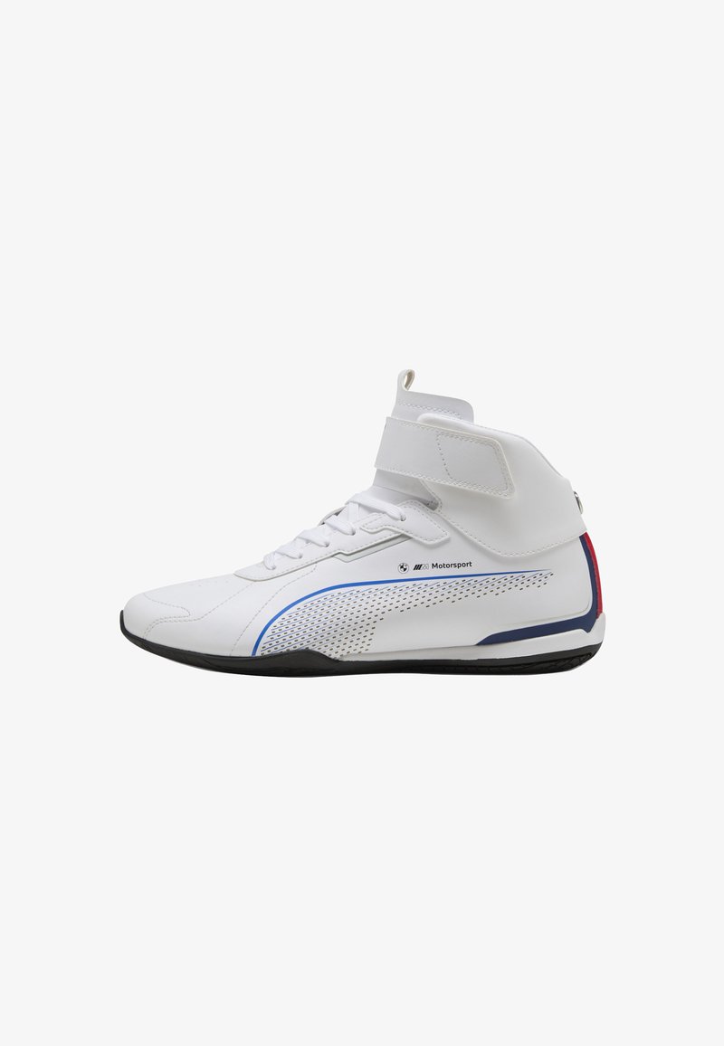 Witte raceschoenen met een hoge bovenkant, voorzien van blauwe en rode accenten, geperforeerde panelen en een klittenbandsluiting voor een veilige bevestiging.