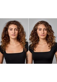 Dos retratos en primer plano de una persona con cabello rizado, vistiendo una camiseta negra ajustada con escote cuadrado. El fondo es neutro.