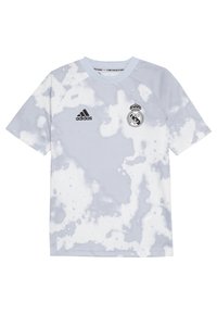 Světle šedé tričko s krátkým rukávem, které má vzor připomínající oblak, s černým logem Adidas a černým znakem Real Madrid na hrudi.