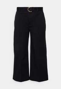 Czarne spodnie z szerokimi nogawkami wykonane z bawełnianej mieszanki materiałów. Posiadają teksturowany czarny pasek z złotą okrągłą klamrą oraz gładkie, dopasowane wykończenie.