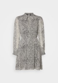 Vestido de padrão de leopardo com mangas longas, cintura ajustada e colarinho. Feito de tecido leve nas cores bege e preto. Textura suave.