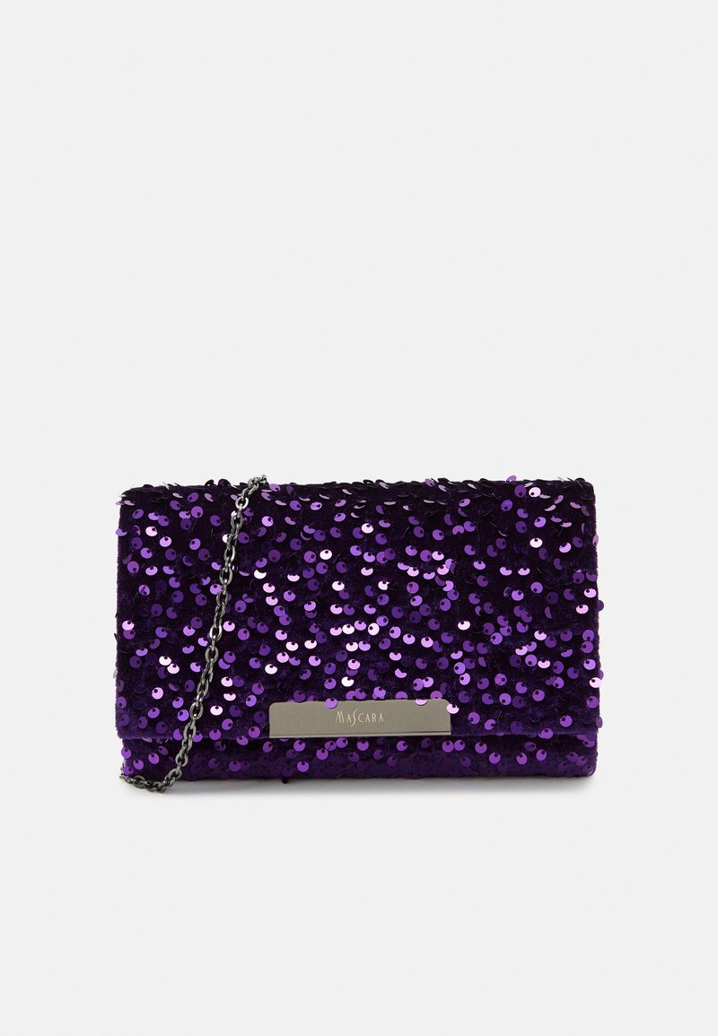 Pochette violette à sequins avec une chaîne argentée et une plaque métallique affichant le nom de marque Mascara sur le rabat avant.