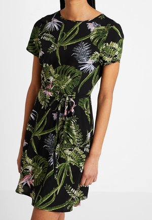 Robe noire à manches courtes avec imprimé de feuilles tropicales vertes et roses, taille cintrée et ourlet à hauteur du genou.