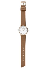 Montre à bracelet en cuir marron avec un cadran rond blanc, boîtier en métal doré, design minimaliste et chiffres arabes sur le cadran.