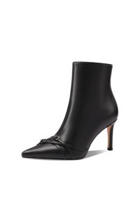 Stivaletto in pelle nera con punta affusolata e tacco sottile. Presenta cinghie incrociate e una fibbia decorativa. Texture liscia con un design elegante.