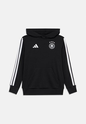 Μαύρο φούτερ με κουκούλα με λευκό λογότυπο Adidas, έμβλημα της εθνικής ομάδας ποδοσφαίρου της Γερμανίας με τέσσερα αστέρια και λευκές ρίγες σε κάθε μανίκι.