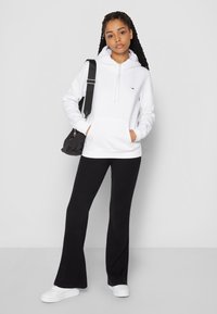Tommy Jeans REGULAR HOODIE - Jersey con capucha - white