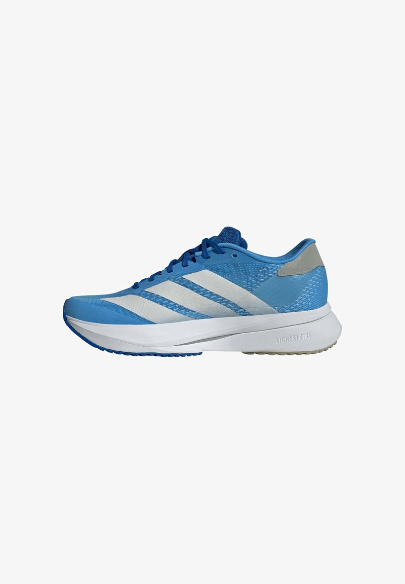 Chaussure de course bleu et blanc avec trois bandes blanches sur le côté et une semelle épaisse blanche étiquetée "Lightstrike", vue du côté extérieur.