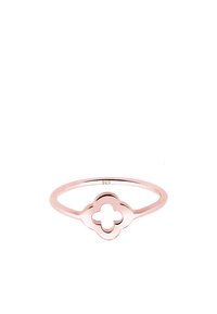 Roséguld ring med udskåret blomstermønster, glat bånd og stemplet med "925" for sterling sølv. Enkel og moderne æstetik.
