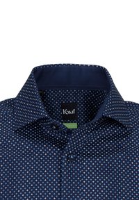 Camicia slim-fit blu navy con piccoli motivi a croce bianchi e blu, colletto abbottonato e etichetta interna del colletto.