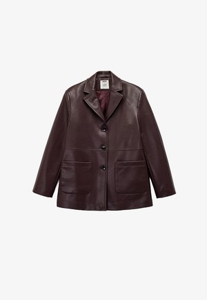 Bruine leren jas met een licht glanzende afwerking, notched lapels, drie voormouwen knopen en twee grote opgestikte zakken. Voering in de binnenkant.