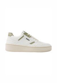 Biała sneaker z zielonymi akcentami, teksturowana cholewka, płaskie sznurówki i gruba platforma. Posiada branding z boku.