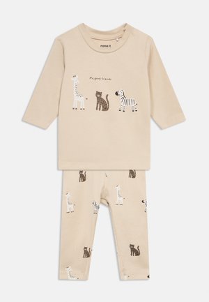Beige Langarmshirt und Hose für Kleinkinder mit Tiermotiven von Giraffe, Leopard und Zebra sowie dem Text "Meine guten Freunde" auf dem Shirt.