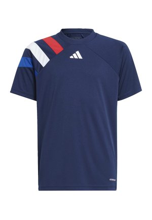 T-shirt de sport bleu marine en tissu respirant, avec des rayures diagonales rouge, blanc et bleu sur l'épaule gauche. Logo Adidas affiché.