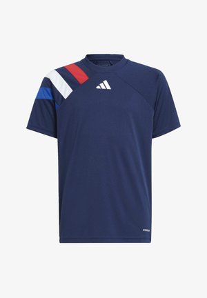 Camiseta deportiva azul marino hecha de un tejido transpirable, con rayas diagonales rojas, blancas y azules en el hombro izquierdo. Logo de Adidas visible.