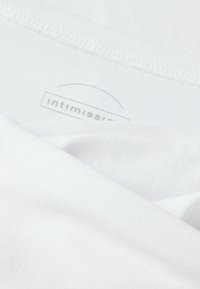 Witte katoenen t-shirt met een ronde halslijn en een zachte textuur. Het label vermeldt "intimissimi" eronder. Minimalistisch ontwerp zonder extra kenmerken.