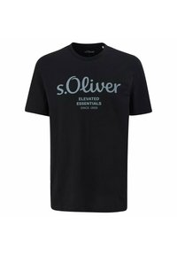 Czarny bawełniany t-shirt z okrągłym dekoltem. Z przodu znajduje się napis "s.Oliver Elevated Essentials Since 1969" w jasnoszarym kolorze.