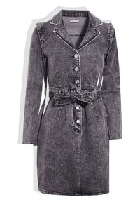 Veste en jean noire avec manches longues, col, fermeture par boutons et taille ceinturée. Présente des coutures apparentes et des poches.