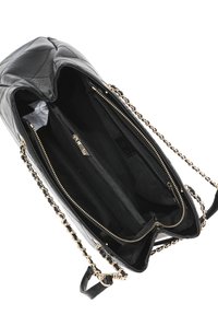 Borsa a tracolla in pelle nera con texture trapuntata, caratterizzata da spallacci dorati e tasche interne con zip. Aperta per rivelare un ampio scomparto.
