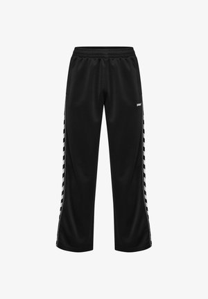 Schwarze Sporthose mit weißen Chevron-Streifen an den Seiten und einem elastischen Bund, versehen mit einem kleinen weißen Logo am linken Oberschenkel.