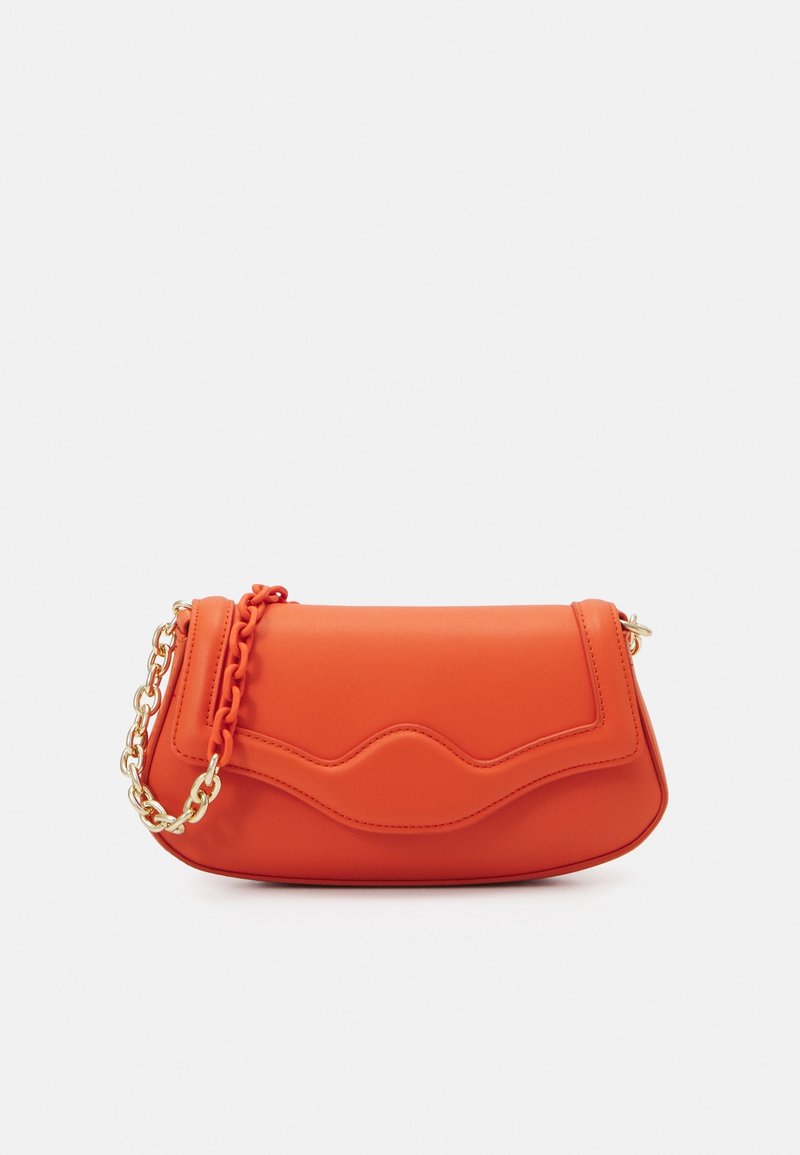 Sac à bandoulière en cuir orange avec un rabat orné d'un détail en forme de lèvres et une sangle chaîne dorée et orange sur fond blanc.