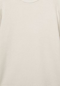 Cremefarbener Strickpullover mit strukturiertem Rippenmuster und rundem Halsausschnitt, ausgestattet mit langen Ärmeln und einem lockeren Schnitt.