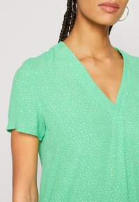 Esprit V NECK - Nyomott mintás póló - citrus green