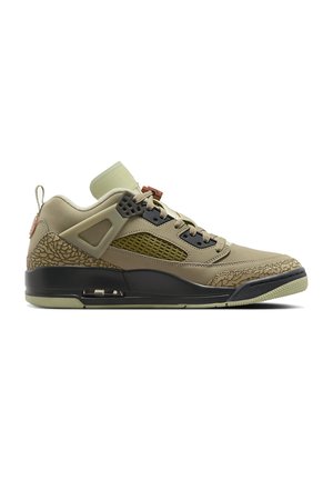 Sneakers beige chiaro con accenti grigi testurizzati, sovrapposizioni nere e una suola intermedia decorata. Presentano pannelli laterali in rete e chiusura con lacci.