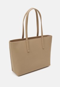Borsa tote beige con un design strutturato, materiale sintetico liscio, manici doppi e chiusura a zip lungo il bordo superiore.