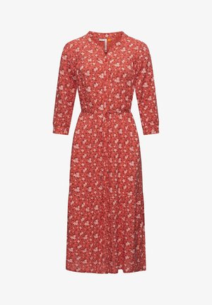 Abito rosso a fiori con maniche a tre quarti, bottoni frontali, vita con lacci e una gonna fluida che presenta piccoli fiori bianchi e verdi.