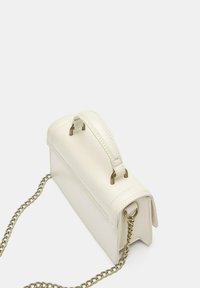 Bela usnjena torbica z urejeno pravokotno obliko, zgornjim ročajem in verižnim trakom v zlatem odtenku. Šivi ob robovih so vidni.