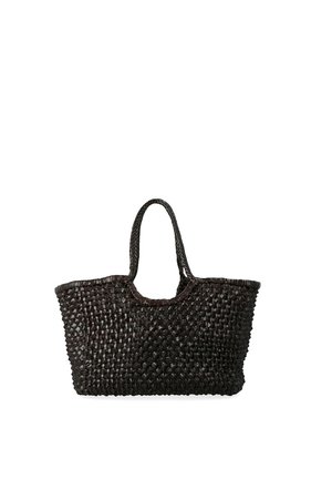 Borsa tote nera intrecciata con due manici intrecciati e forma rettangolare ampia, progettata per trasportare oggetti personali.