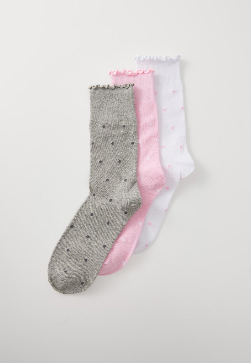 Set med tre strumpor: grå med mörka prickar, ljusrosa med rosa prickar och vit med rosa prickar. Alla har volangkanter.