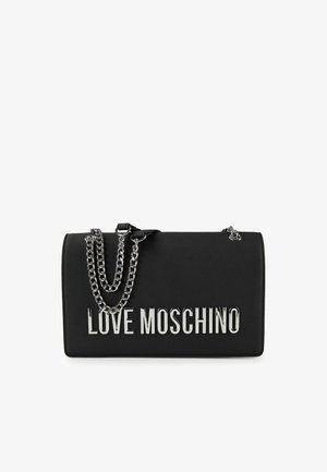 Borsa a tracolla rettangolare nera con cinghia a catena argento e grande logo "LOVE MOSCHINO" argentato sul davanti.
