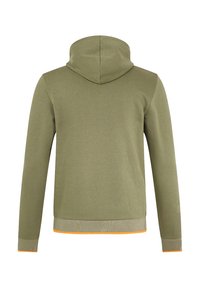 Oliwkowa bluza z kapturem z kieszenią kangurzą, prążkowanymi mankietami i pomarańczowym akcentem u dołu. Gładka tekstura, casualowy design i widok z tyłu.