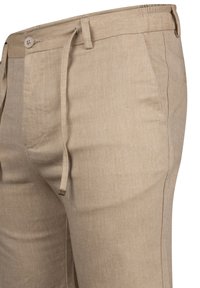 Pantalons en lin beige avec taille à cordon, deux poches latérales et un tissu texturé avec un motif de tissage subtil.