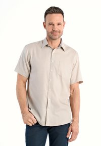 Camicia beige a maniche corte con colletto a bottoni, caratterizzata da un colletto interno a fantasia e una tasca sul petto. Realizzata in tessuto liscio.
