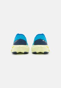 New Balance FUELCELL REBEL V4 - Apavi skriešanai pa asfaltu - spice blue