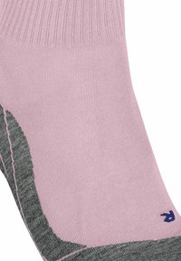 Calzino rosa chiaro con bordo a coste, heel e punta grigi a contrasto. Presenta un logo blu nell'area della punta. Texture complessiva liscia.