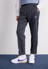 Nike Sportswear CLUB PANT - Teplákové kalhoty - anthracite