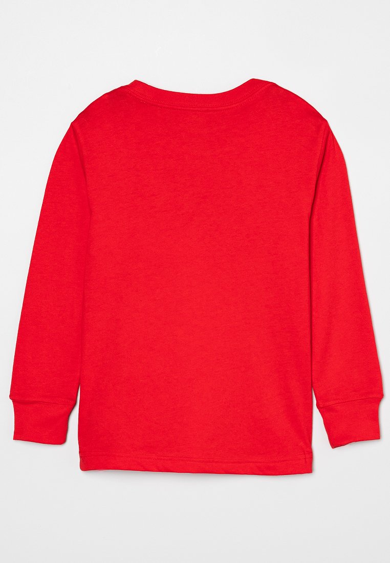 Chemise en coton rouge à manches longues avec un col rond, design simple et poignets côtelés. Texture lisse, sans graphiques ni motifs.