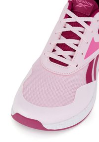 Svetloružová športová obuv s vrchnou časťou z pletiva, kontrastnými tmavoružovými akcentmi, zaoblenou špičkou, plochými šnúrkami a gumovou podrážkou s textúrovaným povrchom.