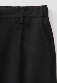 Pantaloni neri su misura in tessuto strutturato, con frontale piatto, tasche laterali e vita strutturata.