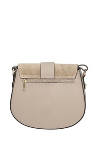 Borsa in pelle beige con una morbida patta in suede, tasca posteriore con zip e fondo arrotondato. Presenta dettagli in hardware dorato e cuciture decorative.