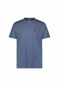 Blauwe T-shirt met korte mouwen van lichtgewicht stof, met een linker borstzak en een klein merkje erboven.