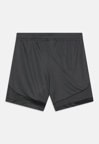 Leichte schwarze Sportshorts mit glatter Textur, elastischem Bund und Netzgewebe-Einsätzen an den Seiten für Atmungsaktivität.