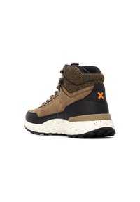 Botas de senderismo de gamuza marrón altas con acentos negros, cuello de textil estampado, entresuela blanca moteada y logo naranja en el talón.
