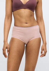 Ροζ βαμβακερό σλιπ με ομαλή υφή και δαντέλα στη μέση, διαθέτει μεσαία μέση για άνεση και κάλυψη.
