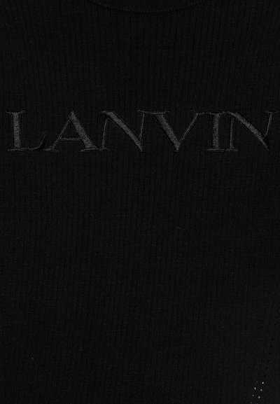 Pull en maille côtelée noire avec logo "LANVIN" en relief dans un ton assorti. Le tissu a une texture lisse et un col rond classique.