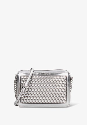 Sac à main argenté avec texture tissée, forme rectangulaire et bandoulière en chaîne. Accents métalliques lisses qui rehaussent le design. Fermeture éclair en haut.